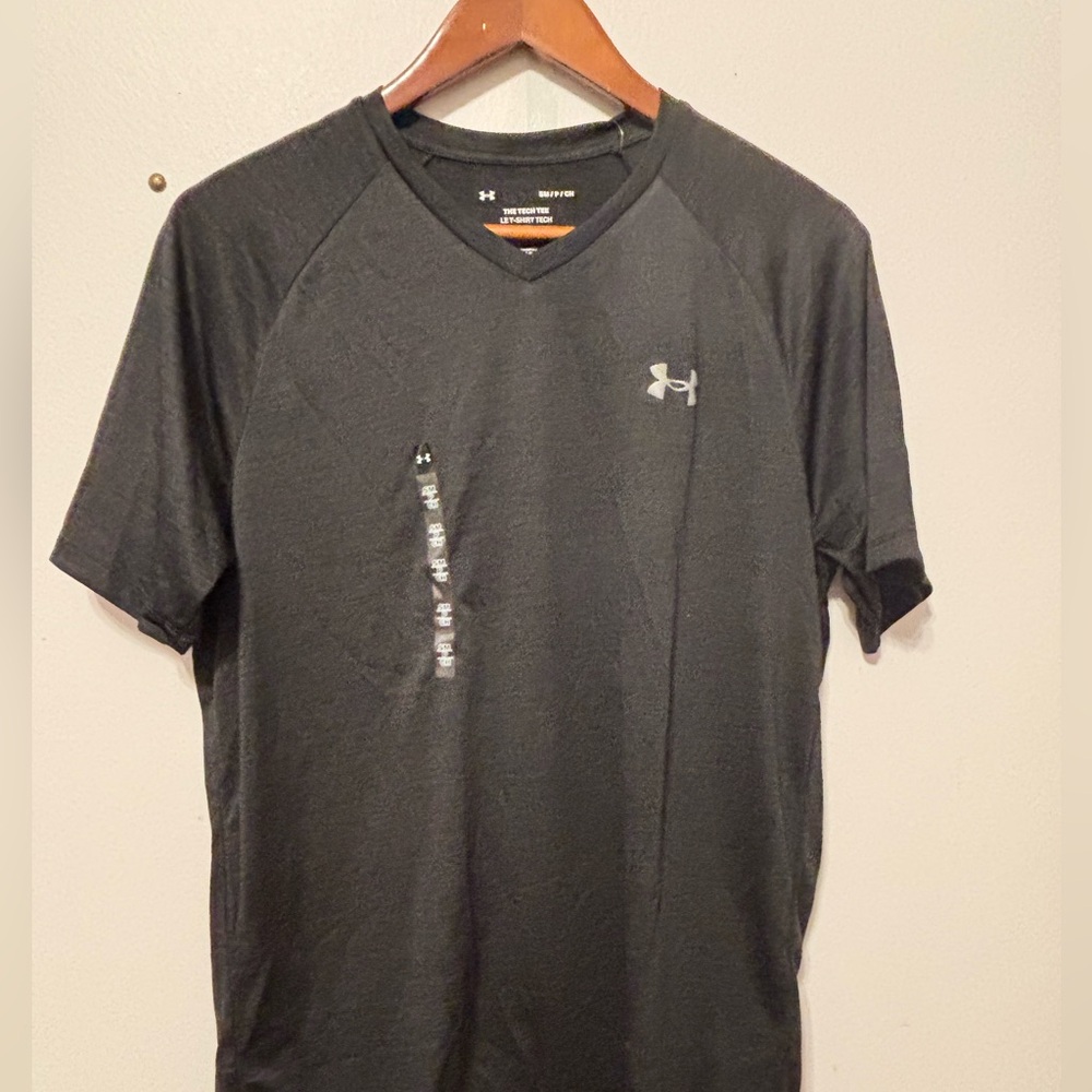 Under Armour Men's Charcoal V-Neck Tee small BNWT